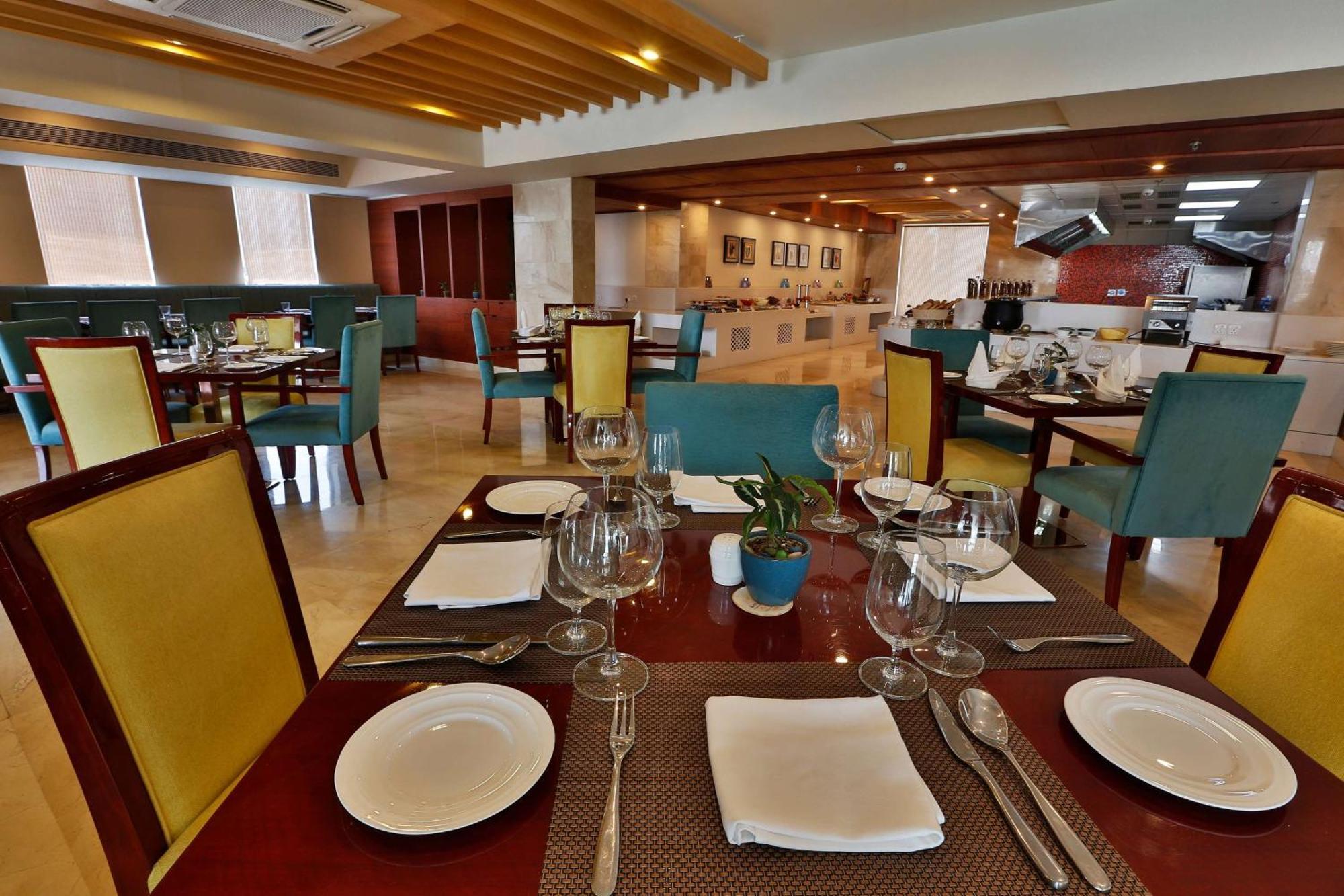 Hotel Ramada By Wyndham Vasundhara 4*