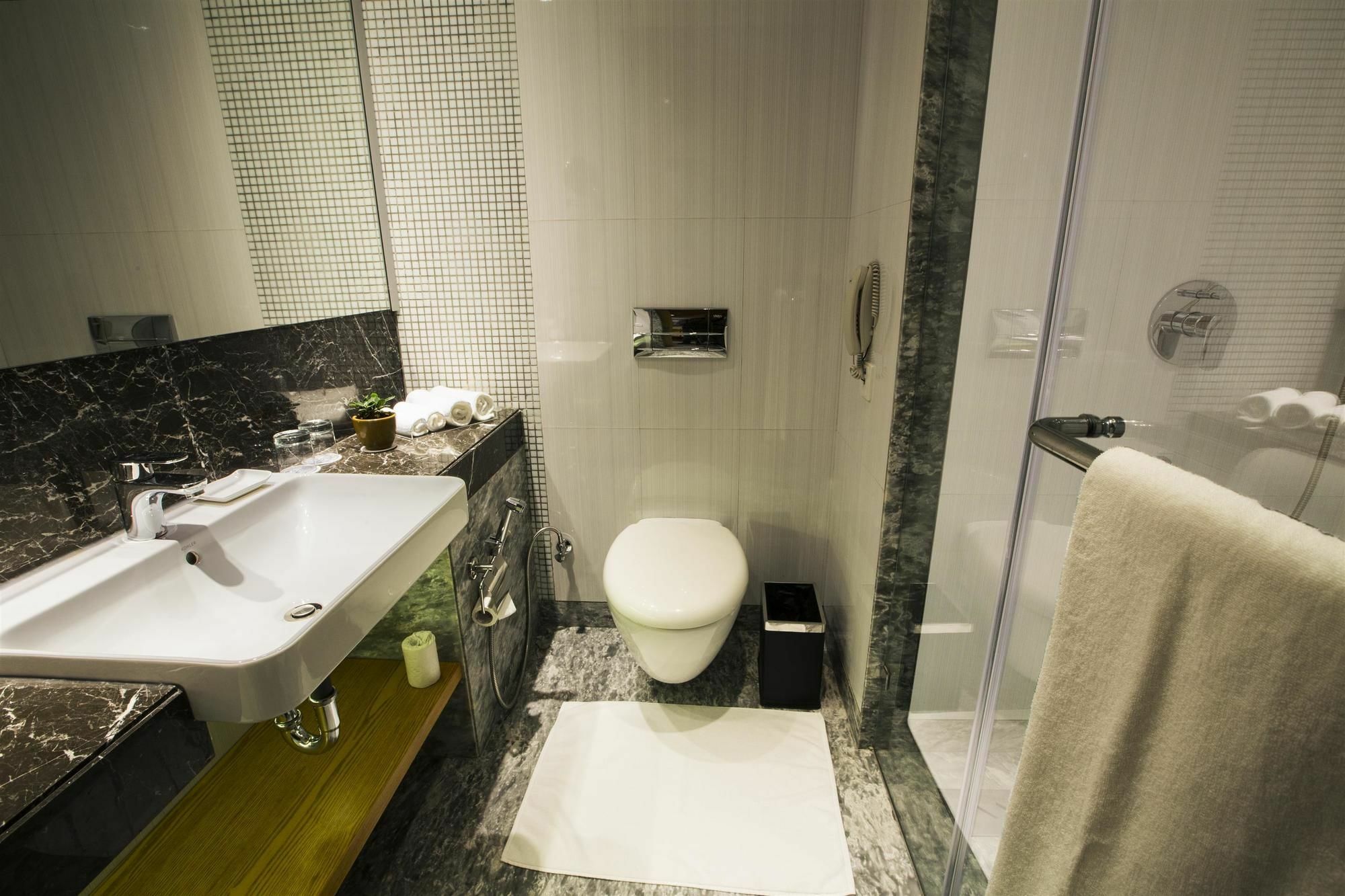 Ramada By Wyndham Vasundhara 4*